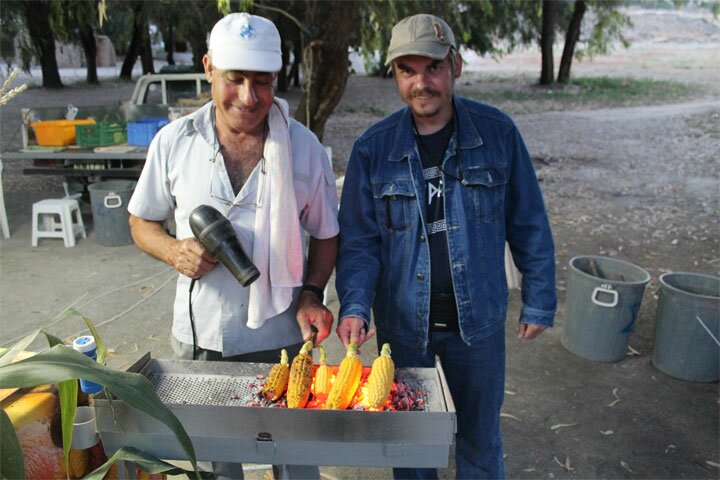 Еда на Кипре - сладкая жареная на углях кукуруза!